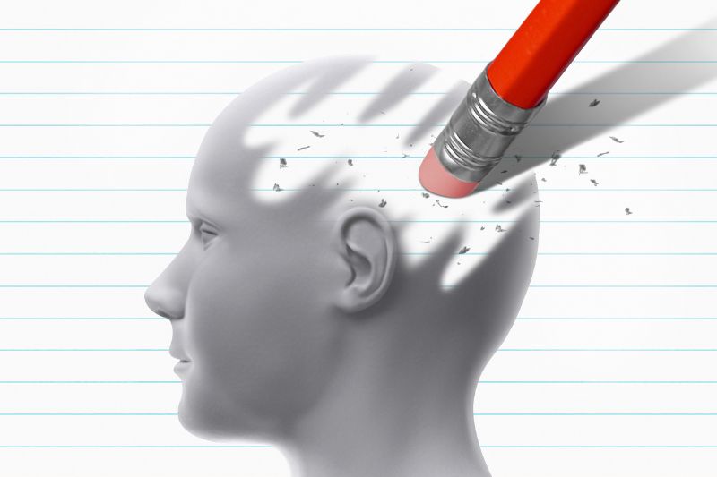 Una goma de borrar en un lápiz borra la memoria en una cabeza dibujada sobre papel. Metáfora del Alzheimer.