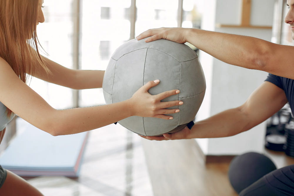 ejercicio con balon medicinal en rehabilitacion