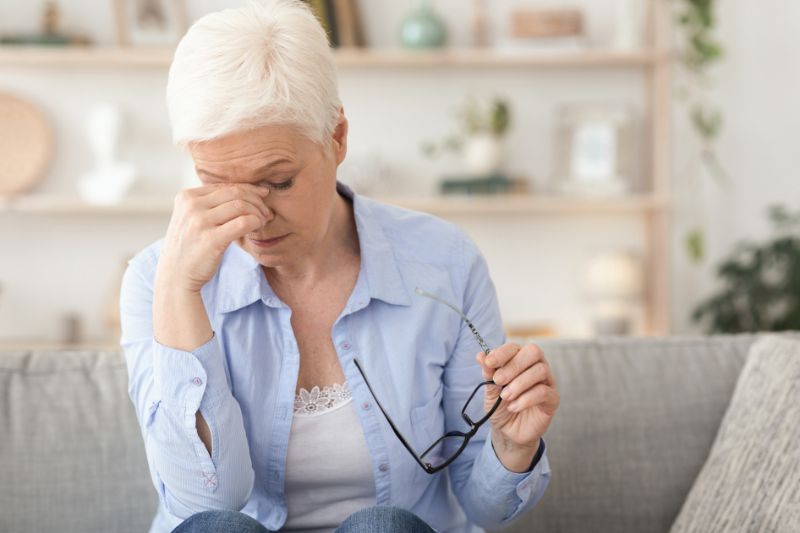 mujer con dolor de cabeza