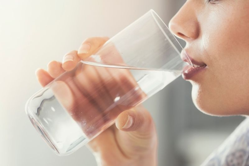 Chica bebiendo agua