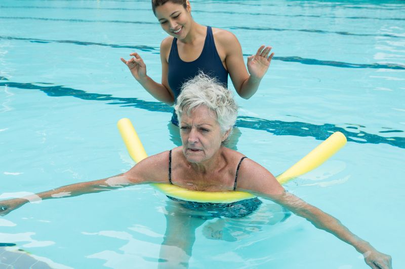 entrenador en terapia en piscina