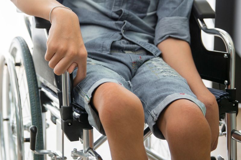 Niño con poliomielitis