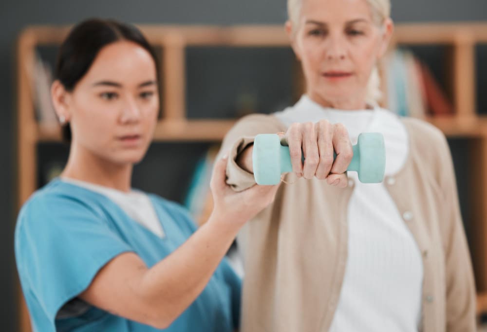 ejercicio terapeutico con mancuerna en rehabilitacion