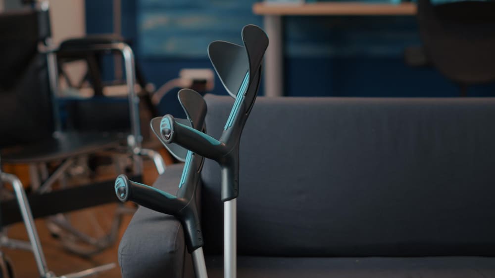 paciente con afectacion neurologica y protesis en sesion de ejercicios al aire libre