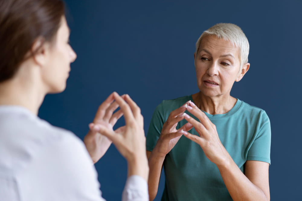 profesional explicando tratamiento y pautas