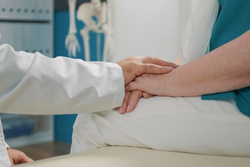 Médico que muestra compasión por el paciente mayor