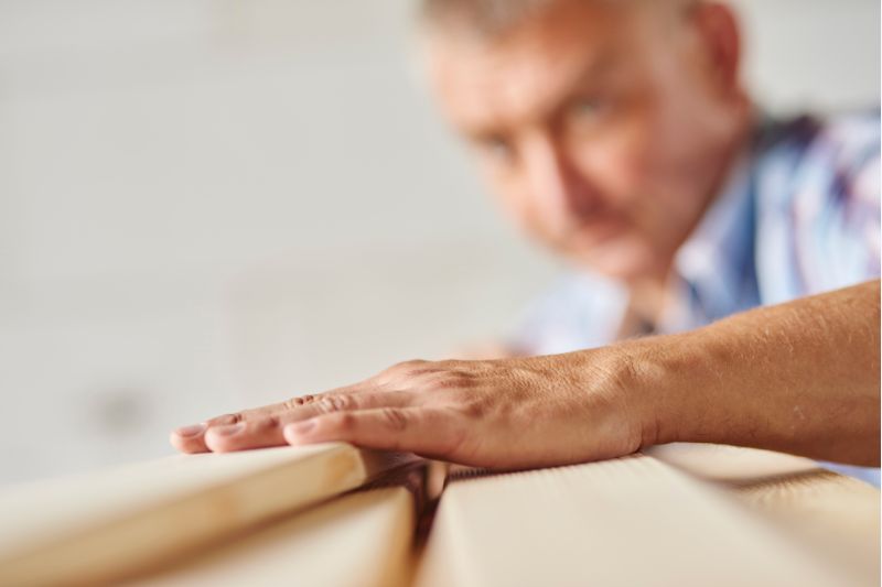 Hombre en sesión de fisioterapia