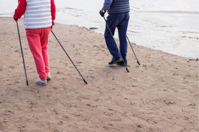 personas caminando por la playa